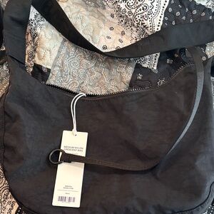 Medium Nylon Crescent black BAGGU